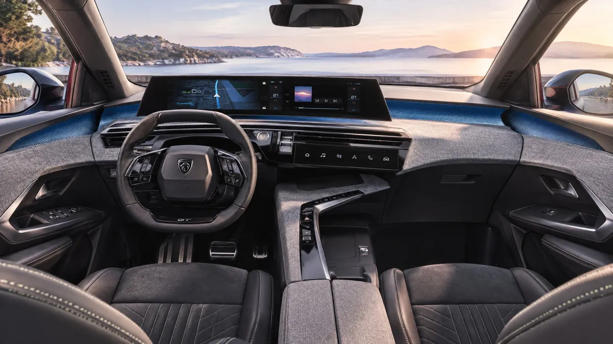 Peugeot 3008 iç mekânı: panoramik i-Cockpit ekranı ve ön koltuklar