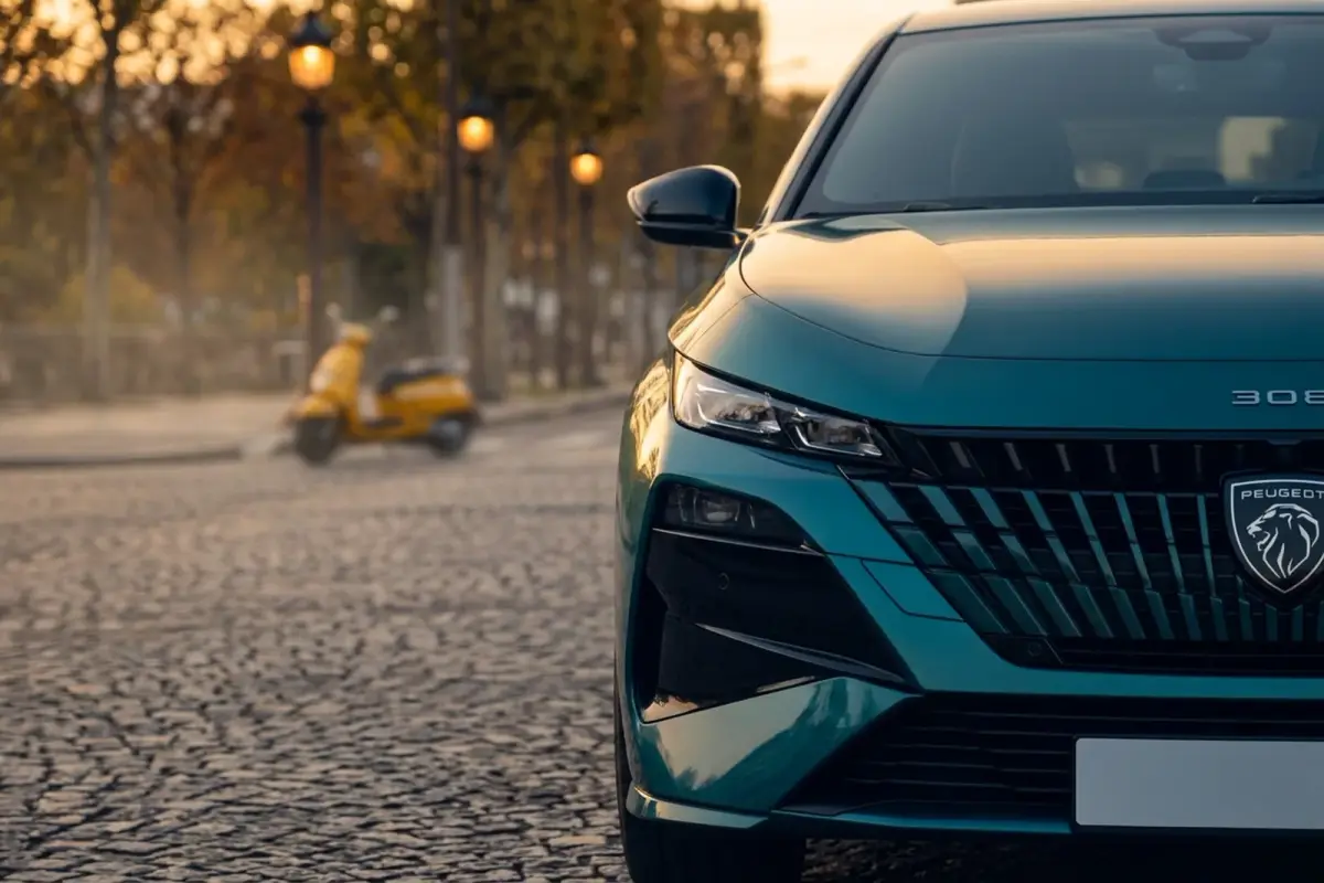 Peugeot 308'in Paris'te ön far ve ızgara detayı