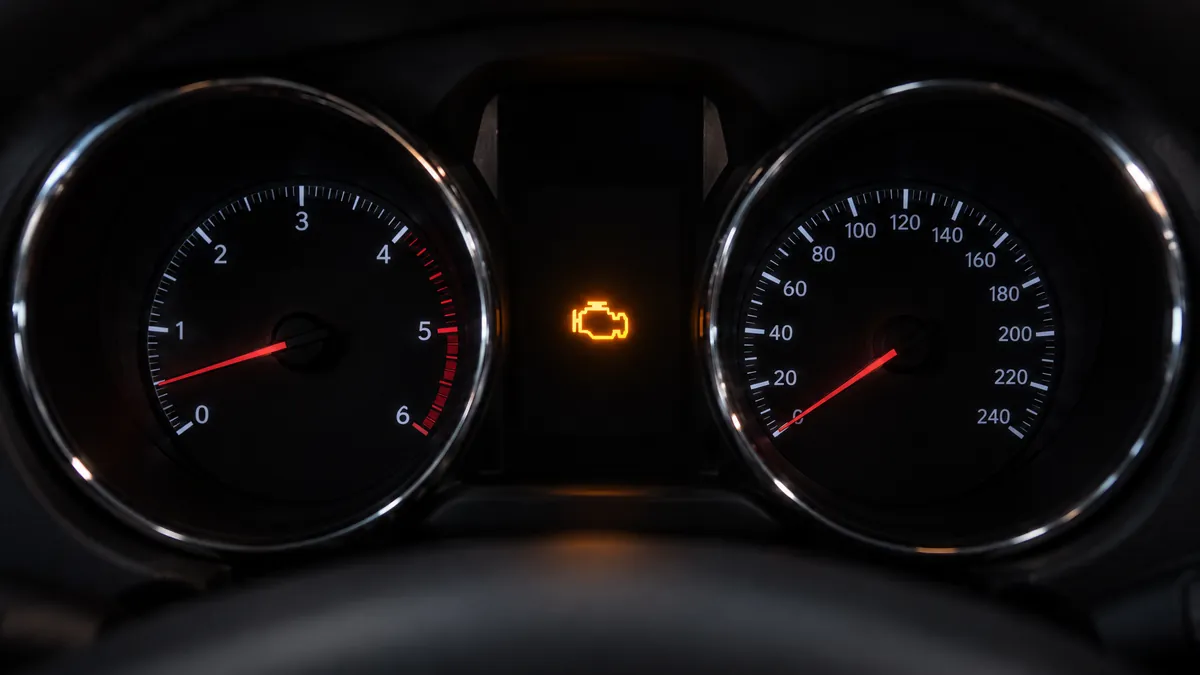 Peugeot 4007 gösterge panelinde yanan turuncu motor arıza lambası