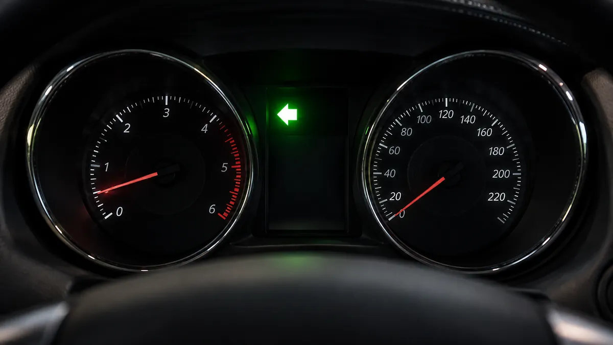 Peugeot 4007 gösterge panelinde yanan yeşil sinyal lambası